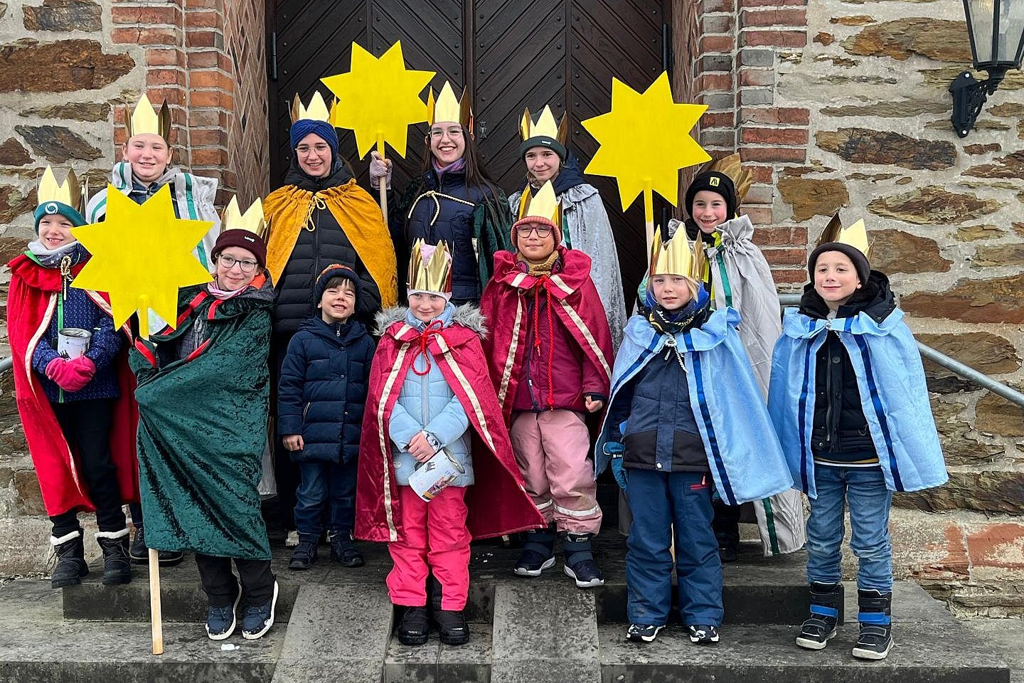(von links) Hannah Weidenfeller, Marie Schlosser, Greta Tietz, Mia und Michael Kuchendorf, Emma Michels, Claire Gombert, Frieda Tietz, Emilia Keller, Thiemo Heming, Tom Bicking und Lennard Weis.