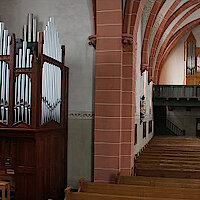 Englischer Organist spielt auf englischer Orgel in Gackenbach