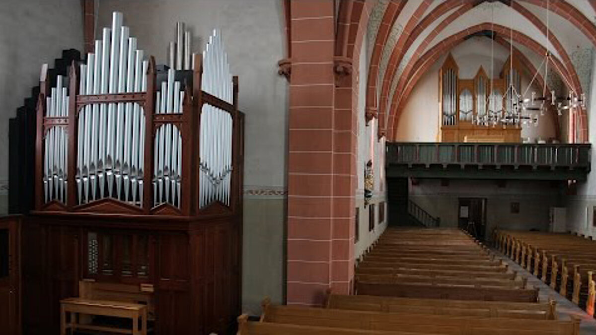 Englischer Organist spielt auf englischer Orgel in Gackenbach