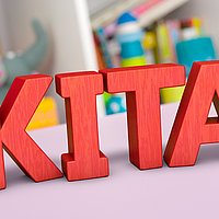 Kita, Kindergarten, spielen, Kinder, Betreuung, Eingewöhnung, Eingewöhnungsphase, Eltern, Erziehung, Ganztagsbetreuung, Ganztagskita, Kind, Kinderbetreuung, Kinderkrippe, Kindertagesstätte, Krippe, Termin, Wort, Hintergrund, modern, Spielzeug, Text, Schrift, bunt, farbig, Raum, innen, Zimmer, Hinweis, Info, Werbung, niemand, Illustration, modern