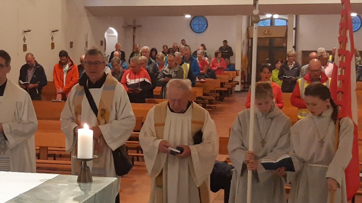 Pilger aus Dornburg, Elbtal und Waldbrunn besuchten Arzbach