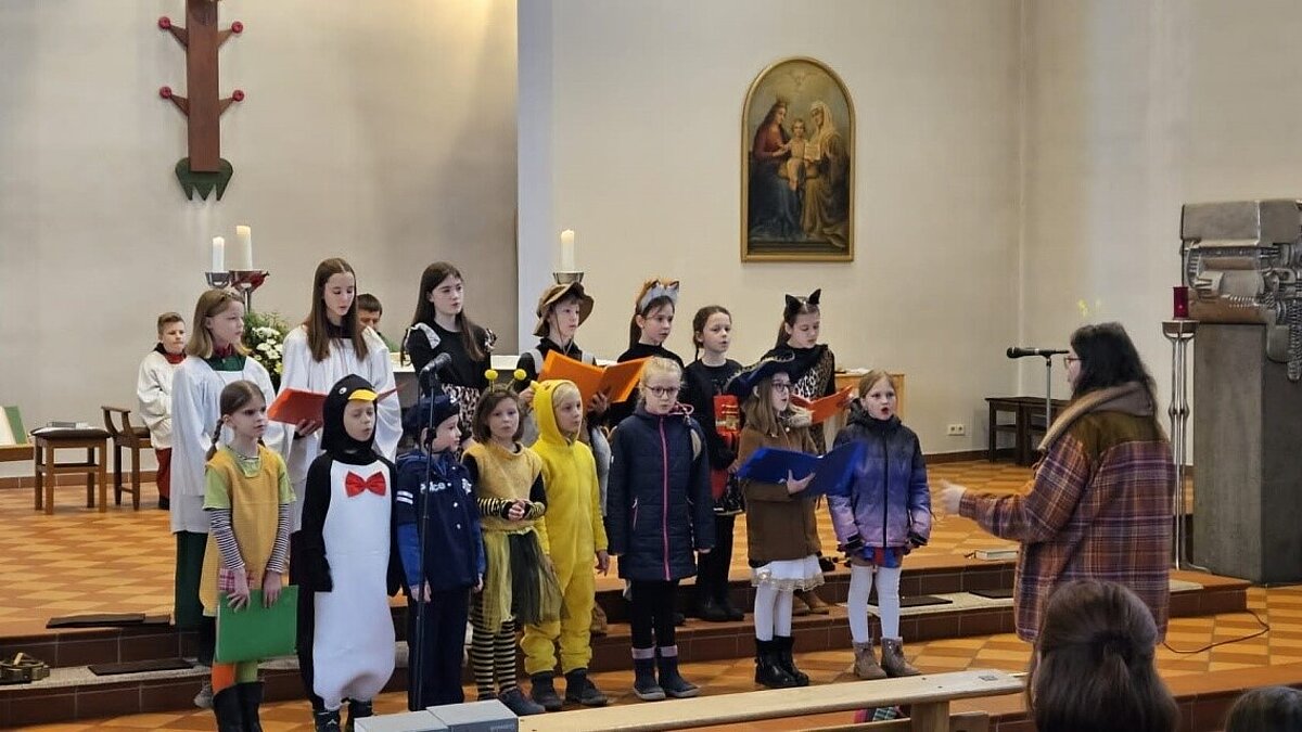 In Kostümen zur Familienmesse in St. Anna