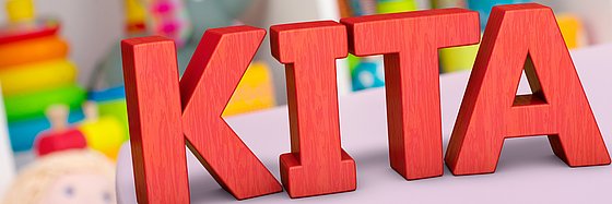 Kita, Kindergarten, spielen, Kinder, Betreuung, Eingewöhnung, Eingewöhnungsphase, Eltern, Erziehung, Ganztagsbetreuung, Ganztagskita, Kind, Kinderbetreuung, Kinderkrippe, Kindertagesstätte, Krippe, Termin, Wort, Hintergrund, modern, Spielzeug, Text, Schrift, bunt, farbig, Raum, innen, Zimmer, Hinweis, Info, Werbung, niemand, Illustration, modern